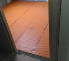 Pose de la natte Ditra dans la SDB.