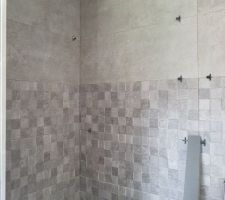 Photo faience en cours douche à l'italienne au rdc