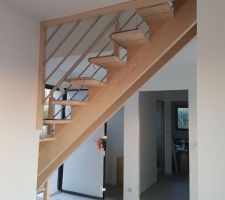 Escalier en frêne blanc avec double crémaillère centrale de chez Raux-Giquel