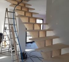 Escalier en frêne blanc avec double crémaillère centrale de chez Raux-Giquel