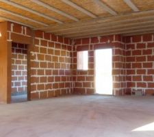 Vue sur l'entr&eacute;e et escalier