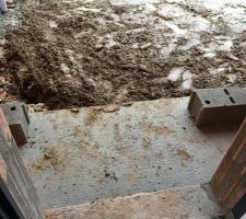 La dalle du porche d'entrée a été relevée de 10 cm pour mise à niveau.