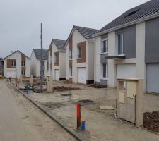 La rue prends forme les lampadaires sont planter!