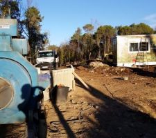 Bétonnière et cabanon de chantier "avec une décoration de fleurs" comme l'a souligné le maçon