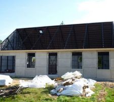 Vers 13h00 : la moitié de la toiture déjà faite...!