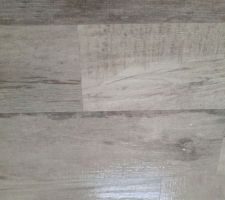 Détail carrelage imitation parquet