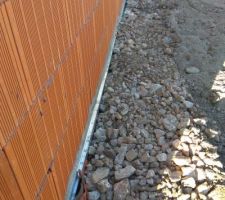 Tout le tour de la maison est empierré pour faciliter l?infiltration des eaux de pluie tombées du toit (génoises sans gouttières)vers le drain.