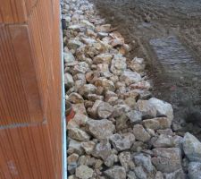 Tout le tour de la maison est empierré pour faciliter l?infiltration des eaux de pluie tombées du toit (génoises sans gouttières)vers le drain.