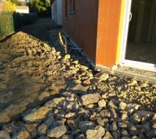 Tout le tour de la maison est empierré pour faciliter l?infiltration des eaux de pluie tombées du toit (génoises sans gouttières)vers le drain.