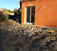 Empierrement de l'emplacement d'une future terrasse.