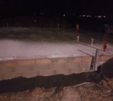 4 rangs de parpaing pour le vide sanitaire. Terre argileuse ++