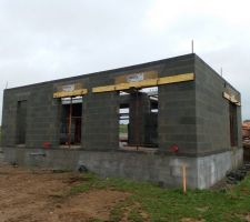 &Eacute;l&eacute;vation des murs du RDC termin&eacute;e. Pose du hourdis avant dalle de l'&eacute;tage.
Fa&ccedil;ade arri&egrave;re  (ouest) - pignon gauche (sud)