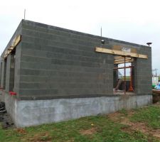 Élévation des murs du RDC terminée. Pose du hourdis avant dalle de l'étage.
Pignon gauche (sud)