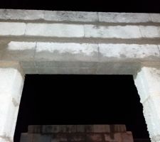 Linteaux en parpaings "U" pos&eacute;s au dessus des ouvertures inf&eacute;rieures &agrave; 1m de larg.
(Ici future porte d'entr&eacute;e)