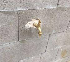 Robinet d'arrosage, implant&eacute; sur pignon Sud