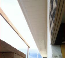 Vue extérieure de la sous face PVC du débord de toit bioclimatique sud.