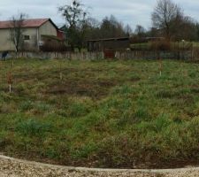 Première visite terrain avec mise en place de notre future maison. Et première surprise, étant donner que le terrain se trouve légèrement en deçà du niveau de la route, il faut réhausser le vide sanitaire de la maison d'un rang de parpaing pour que l'écoulement vers le tout-à-l'égout ce fasse correctement... Espérons qu'il n'y en ai pas trop souvent de surprise dans ce genre.