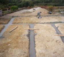 Jorge ...qui supervise l'emplacement de la future terrasse;..