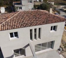 Le gris pour étancher la maison ... la couleur finale viendra quand ils termineront les façades en fin de chantier.