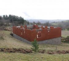 Plus qu'une rangée de briques (et le pignon de la terrasse) et la charpente pourra être posée !