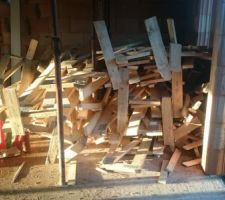 La toiture démontée et en petits morceaux