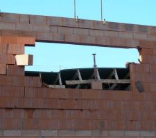 La toiture effondrée et la façade avant de l'étage abimée