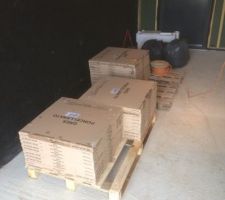 Livraison carrelage, faïence, tabliers de baignoire et porte/paroi de douche.
J'ai tout rentré dans le garage, sous la pluie (1800 kgs)