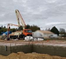 Pose du mortier d'imperméabilisation sur la hauteur du soubassement