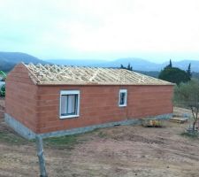 Pose de la charpente réalisée en 2 jours. Encore un super travail des maçons qui sont à la hauteur de leurs réputations.