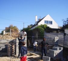 Nouveau arrivé dans l'équipe :
Tonio (Gendre de Mario)
et Mamie qui gère (Controleur des travaux)Qui nous aides bien aussi, elle nous heberge depuis maintenant plus d'un An
merci pour tout mamie