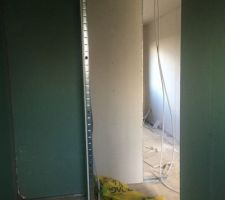 Salle de bain et chambre dans le fond