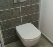 Un des toilettes a été posé.