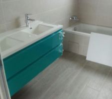 Le meuble de la salle de bain des enfants. Sanijura halo couleur lagune.