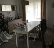 Salle à manger provisoire et rideaux en place