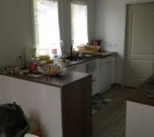 Vue de la cuisine bis et rideaux