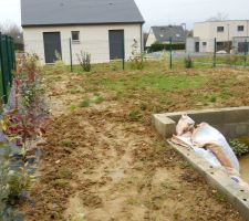 "Gros oeuvre" des extérieurs terminés, reste pas mal de boulot de finition pour rendre ça joli maintenant.
La terrasse béton n'a pas encore son apparence finale ;)