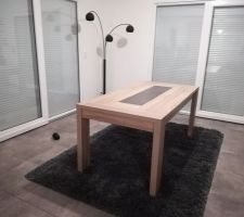 Table de salle à manger Mathis de chez Fly et tapis Gåser de chez Ikea