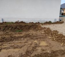 Futurs 4 places parking , au bout d'un an quand le terrain sera tassé et qu'on embourbera pas les autos ???