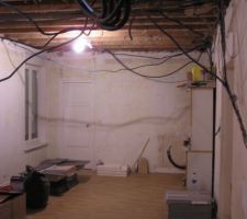 Plafond arrache, solives apparente, electricite et chauffage... pas fixes