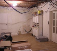Anciennes portes, ancien revetement sol, plafond arrache
