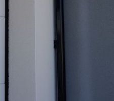 Pas de descente de gouti&egrave;re..forcement cela laisse des traces
maintenant on a 2 couleurs en facade, gris peinture et gris enduit youpi