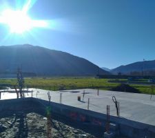 Enfin le soleil est de retour avant l'arrivé du maçon.
Les Pyrénées se montrent avec la neige sur les sommets