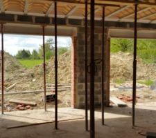 L'int&eacute;rieur avec les caissons de volets int&eacute;gr&eacute;s &agrave; la ma&ccedil;onnerie.