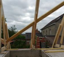 La charpente en bois de l'intérieur et l'ouverture pour l'escalier