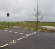 Parking devant terrain