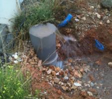 Regard des eaux usées qui débordent sur le terrain suite aux fortes intempéries