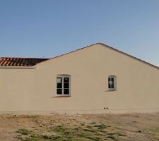 Crépi terminé (extra-blanc qui fait beige car il n'est pas encore sec) et gouttières posées sur la façade Nord-Ouest