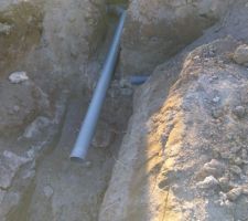 Tube de sur verse de la noue vers le réseau public