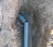 Tube de sur verse de la noue vers le réseau public