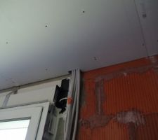 Probl&egrave;me de conformit&eacute; des passages gaines et probl&egrave;me d'&eacute;tanch&eacute;it&eacute; entre plafond/mur